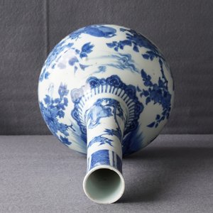 Een grote Chinese blauwwitte flesvormige vaas met vogels in een landschap, Wanli — foto 17