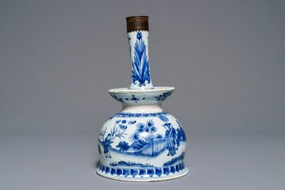 Een grote Chinese blauwwitte kandelaar met bronsmontuur, Transitie periode