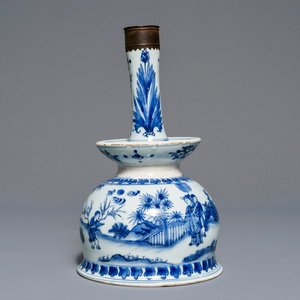 Een grote Chinese blauwwitte kandelaar met bronsmontuur, Transitie periode — foto 1