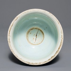 Een grote Chinese blauwwitte kandelaar met bronsmontuur, Transitie periode — foto 5