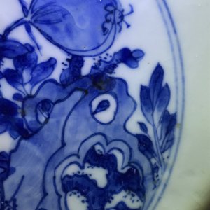 Een grote Chinese blauwwitte kom met florale vakverdeling, Kangxi — foto 18