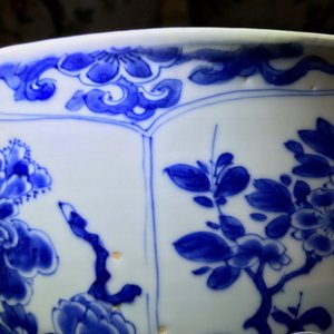 Een grote Chinese blauwwitte kom met florale vakverdeling, Kangxi — foto 8