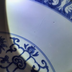 Een grote Chinese blauwwitte kom met ornamentdecor, Kangxi — foto 17