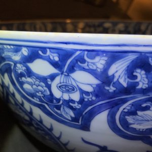 Een grote Chinese blauwwitte kom met ornamentdecor, Kangxi — foto 19
