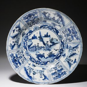 Een grote Chinese blauwwitte kraak porseleinen schotel met figurendecor, Wanli — foto 1
