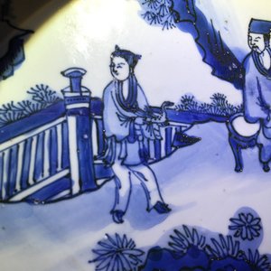 Een grote Chinese blauwwitte kraak porseleinen schotel met figurendecor, Wanli — foto 6