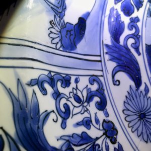 Een grote Chinese blauwwitte kraak porseleinen schotel met figurendecor, Wanli — foto 8