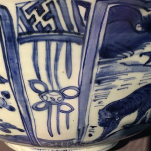 Een grote Chinese blauwwitte kraakporseleinen kom met een tijger, Wanli — foto 17