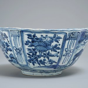 Een grote Chinese blauwwitte kraakporseleinen kom met een tijger, Wanli — foto 2