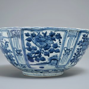 Een grote Chinese blauwwitte kraakporseleinen kom met een tijger, Wanli — foto 3