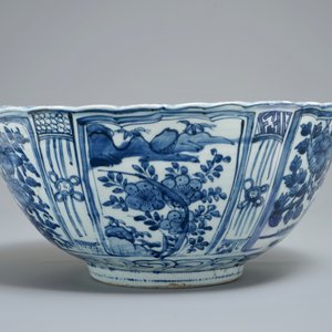 Een grote Chinese blauwwitte kraakporseleinen kom met een tijger, Wanli — foto 4
