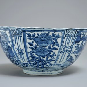Een grote Chinese blauwwitte kraakporseleinen kom met een tijger, Wanli — foto 5