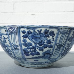 Een grote Chinese blauwwitte kraakporseleinen kom met een tijger, Wanli — foto 9