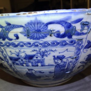 Een grote Chinese blauwwitte kraakporseleinen kom met figuratieve panelen, Wanli — foto 12