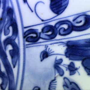 Een grote Chinese blauwwitte kraakporseleinen kom met figuratieve panelen, Wanli — foto 17