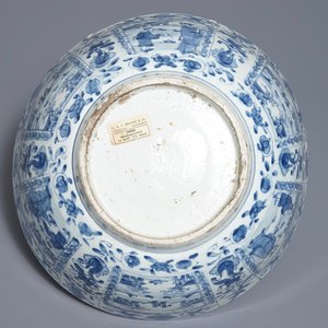 Een grote Chinese blauwwitte kraakporseleinen kom met figuratieve panelen, Wanli — foto 6