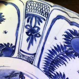 Een grote Chinese blauwwitte kraakporseleinen kom met florale vakverdeling, Wanli — foto 11