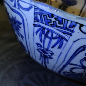 Een grote Chinese blauwwitte kraakporseleinen kom met florale vakverdeling, Wanli — foto 17