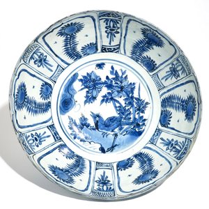 Een grote Chinese blauwwitte kraakporseleinen kom met florale vakverdeling, Wanli — foto 6