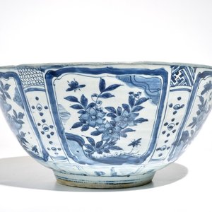 Een grote Chinese blauwwitte kraakporseleinen kom met florale vakverdeling, Wanli — foto 1