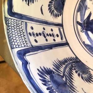 Een grote Chinese blauwwitte kraakporseleinen kom met florale vakverdeling, Wanli — foto 18