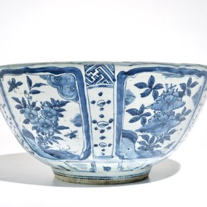 Een grote Chinese blauwwitte kraakporseleinen kom met florale vakverdeling, Wanli — foto 2