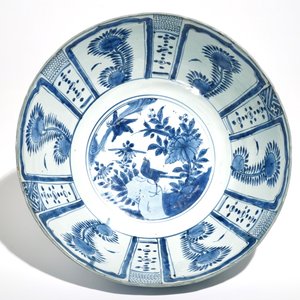 Een grote Chinese blauwwitte kraakporseleinen kom met florale vakverdeling, Wanli — foto 5