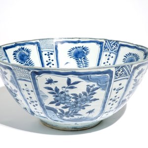 Een grote Chinese blauwwitte kraakporseleinen kom met florale vakverdeling, Wanli — foto 7