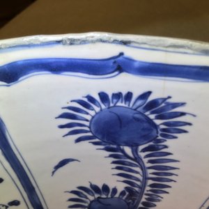 Een grote Chinese blauwwitte kraakporseleinen kom met florale vakverdeling, Wanli — foto 8