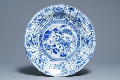 Een grote Chinese blauwwitte kraakporseleinen schotel met pauwen, Wanli