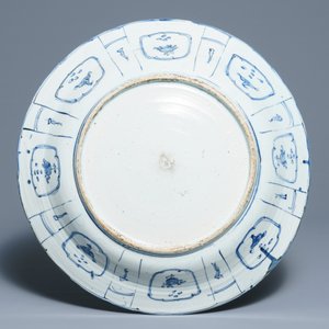 Een grote Chinese blauwwitte kraakporseleinen schotel met pauwen, Wanli — foto 2