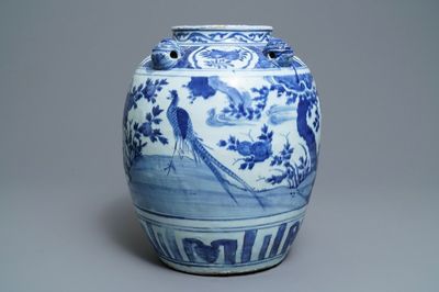 Een grote Chinese blauwwitte pot met vogels in een landschap, Wanli