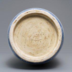 Een grote Chinese blauwwitte rouleau vaas met decor van antiquiteiten, 20e eeuw — foto 6