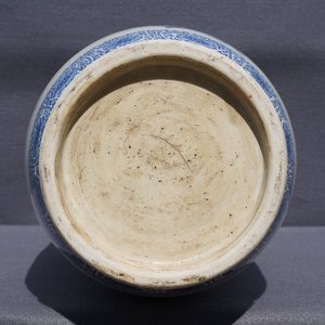 Een grote Chinese blauwwitte rouleau vaas met decor van antiquiteiten, 20e eeuw — foto 9