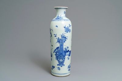 Een grote Chinese blauwwitte rouleau vaas met decors van bloemvazen, Transitie periode