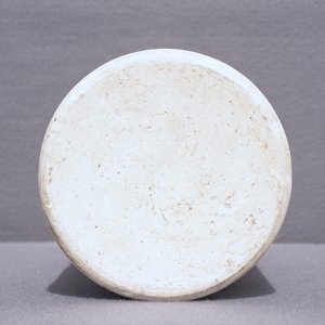 Een grote Chinese blauwwitte rouleau vaas met decors van bloemvazen, Transitie periode — foto 13