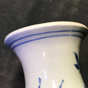 Een grote Chinese blauwwitte rouleau vaas met decors van bloemvazen, Transitie periode — foto 7
