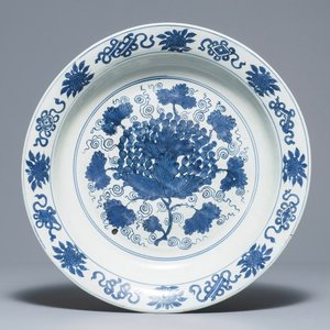 Een grote Chinese blauwwitte schotel met druiventak, Jiajing — foto 1
