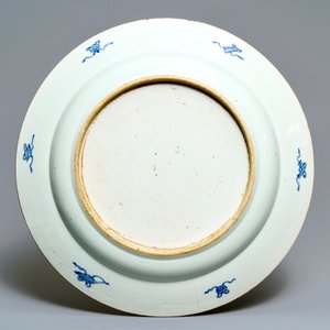 Een grote Chinese blauwwitte schotel met pauwenrand, Kangxi — foto 2