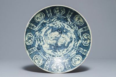 Een grote Chinese blauwwitte Swatow 'draken' schotel voor de islamitische markt, Ming