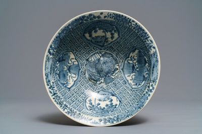 Een grote Chinese blauwwitte Swatow kom, Ming