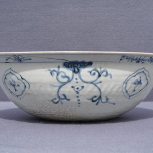 Een grote Chinese blauwwitte Swatow kom, Ming — foto 18