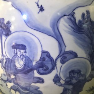 Een grote Chinese blauwwitte vaas met decor van onsterfelijken, Wanli — foto 23