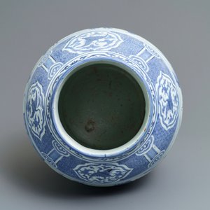 Een grote Chinese blauwwitte vaas met decor van onsterfelijken, Wanli — foto 5