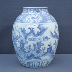 Een grote Chinese blauwwitte vaas met decor van onsterfelijken, Wanli — foto 7