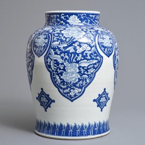 Een grote Chinese blauwwitte vaas voor de islamitische markt, Kangxi — foto 2