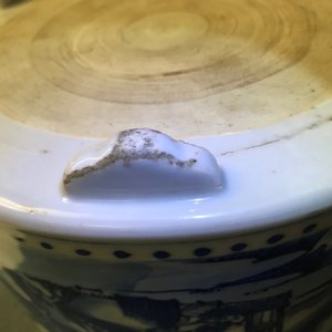 Een grote Chinese blauwwitte wierookbrander met figuren in een landschap, Kangxi — foto 11