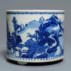 Een grote Chinese blauwwitte wierookbrander met figuren in een landschap, Kangxi — foto 3