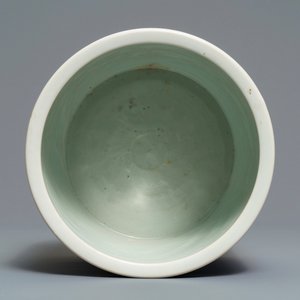 Een grote Chinese blauwwitte wierookbrander met figuren in een landschap, Kangxi — foto 5