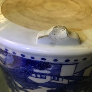 Een grote Chinese blauwwitte wierookbrander met figuren in een landschap, Kangxi — foto 7